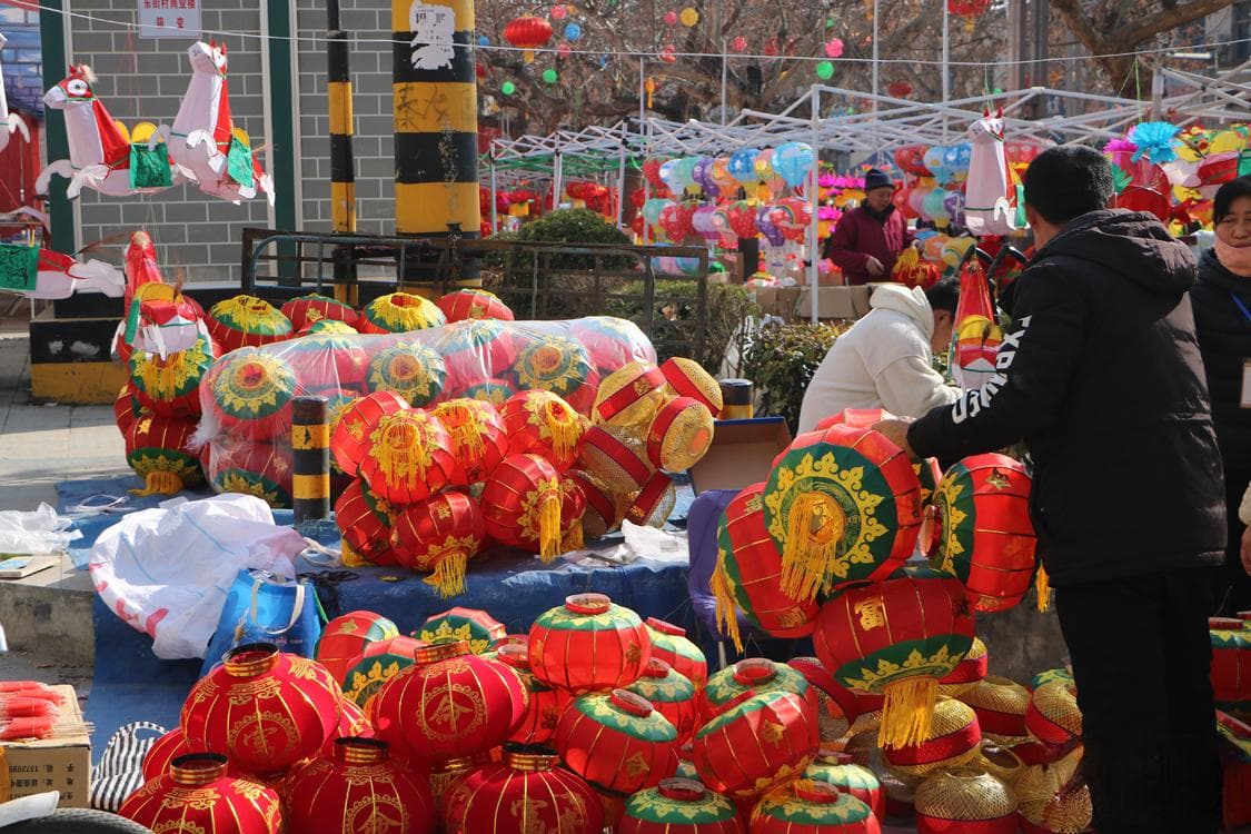 陕西铜川：龙年春节灯笼市场里的“龙”元素走俏