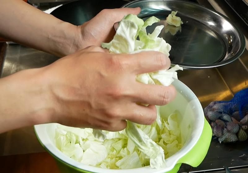 炒出快炒店般的清脆高丽菜，原来要用「热锅冷油」！