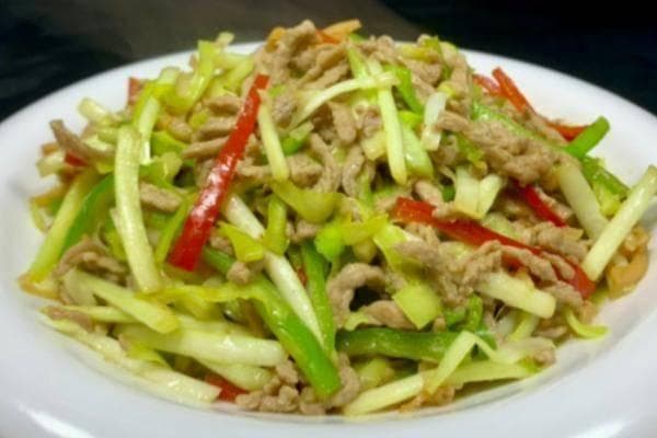 韭黄炒肉丝。这道菜以其简单、美味、营养丰富而深受人们喜爱