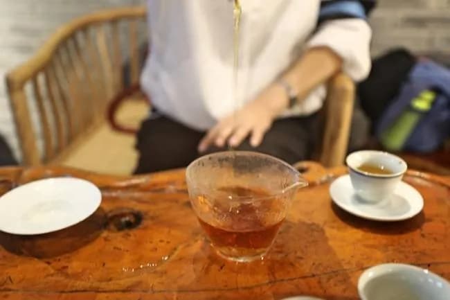 茶水冲泡水温选择：沸水还是温水？水温对茶叶风味有何影响？