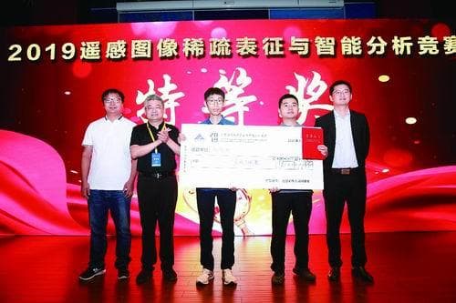 瞄准前沿  构筑信息“天路”