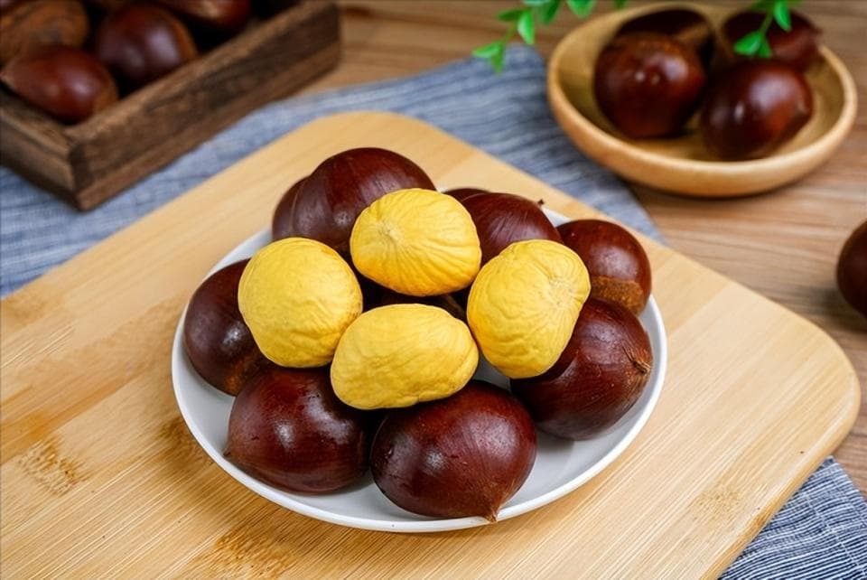 生板栗去壳有妙招，不用剪刀划口，1分钟一个，剥的完整还不伤手