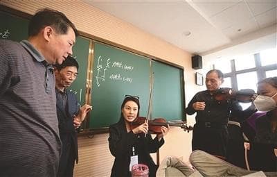 银龄课堂让晚年多“知”多彩 南昌市老年大学招生规模20年增长近百倍