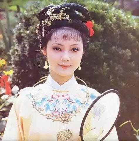薛宝钗的隐形傲慢：完美女性下的冷酷现实