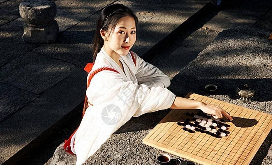 妙联趣对：松下围棋与柳边垂钓的意境之美