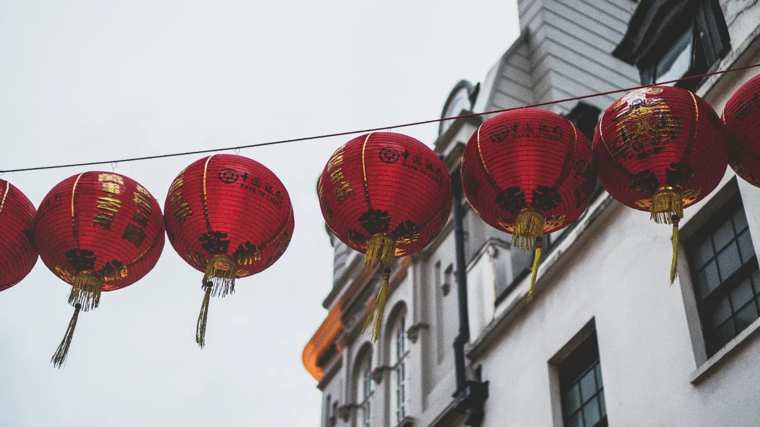 2025蛇年春节壁纸精选：传统与时尚的完美融合