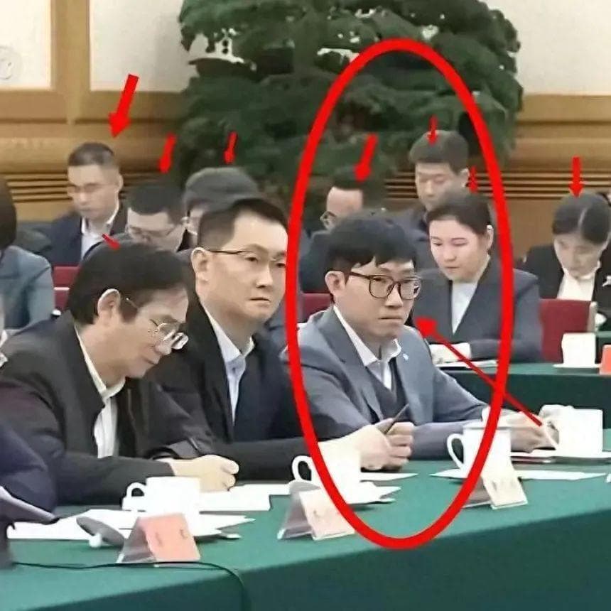 这场高规格的民营经济座谈会，梁文锋坐第一排，意味着什么？