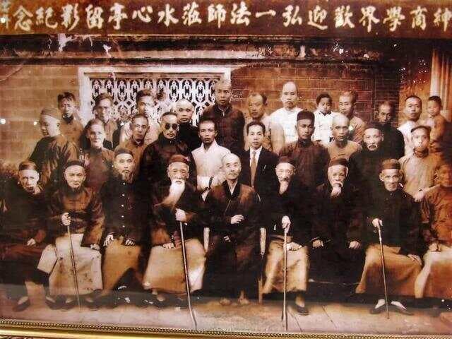 弘一法师说：万般皆苦，只因一念执着；若能放下执念，便是重生。
