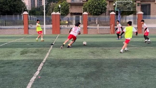 体育课踢足球意外受伤，谁之责？