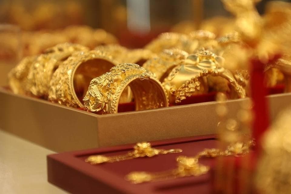 年轻人勇闯水贝买黄金 近40克低出8000元 有人看到机遇做代购