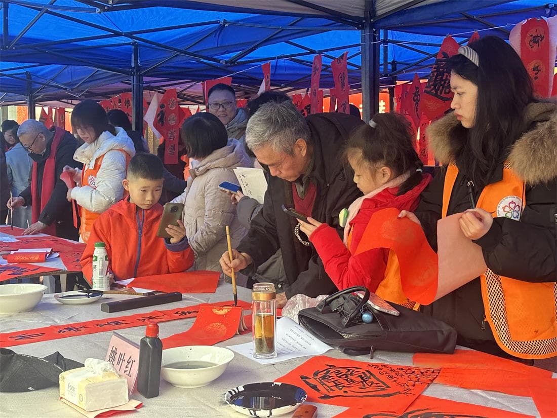 2025年春联书法优秀作品展暨“千联送千家”文化志愿服务活动在蓉举行