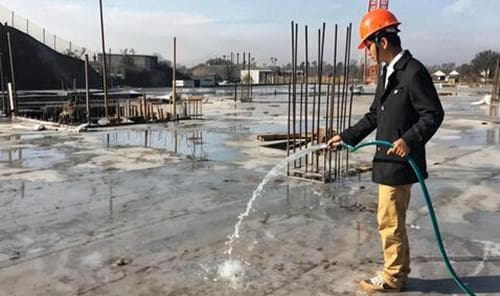 夏天水泥地面如何养护浇水
