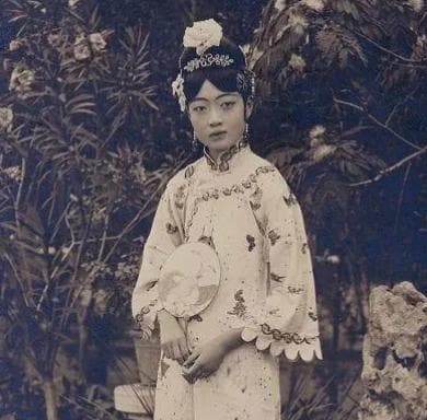 跨入宫门：嫔妃的奢华生活与责任重负