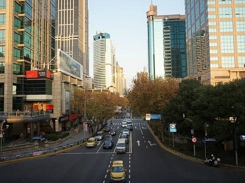 漫步淮海路：购物天堂与文化地标的交汇之地