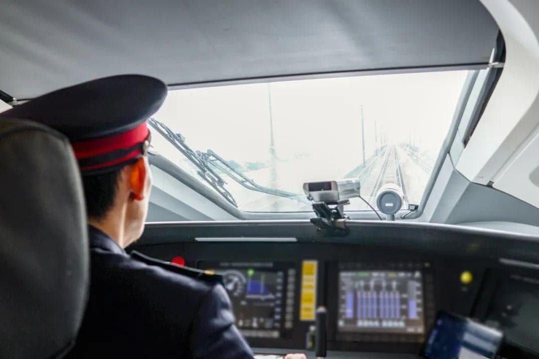 揭秘！高铁列车进站为何总能对准车厢号？