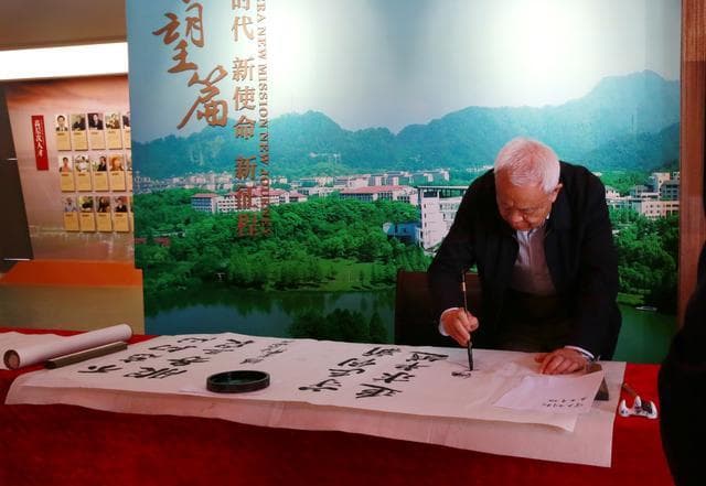 生于忧患：新时代大学生如何应对内外挑战