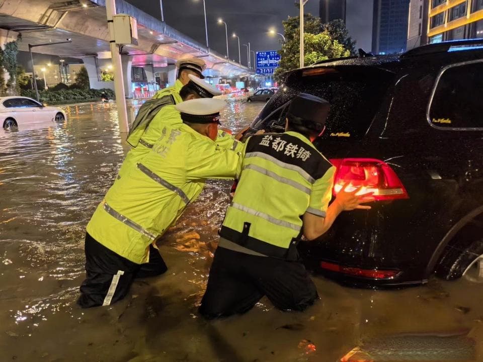 连夜排险！盐城暴雨破历史极值积水严重