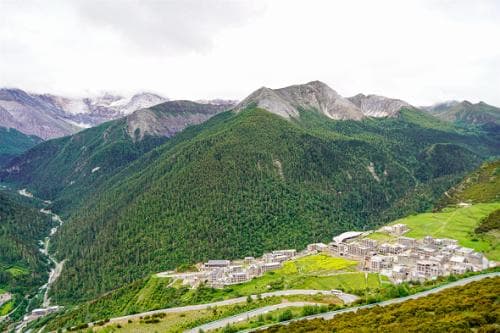 稻城亚丁村：传统古村落焕发文旅新活力