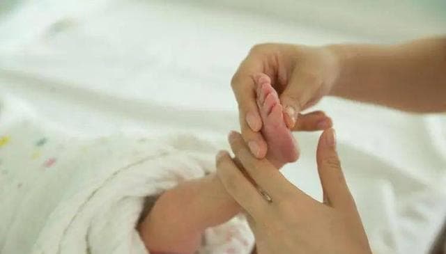 婴儿抚触与排气操全教程：新手爸妈必学的育儿技能