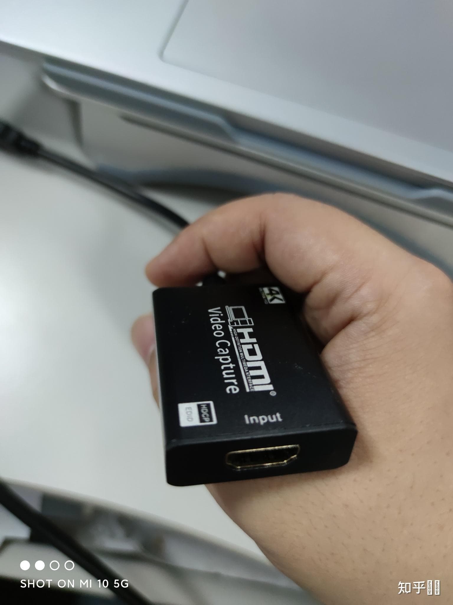 笔记本电脑为核心，电视化身显示器：连接指南详解