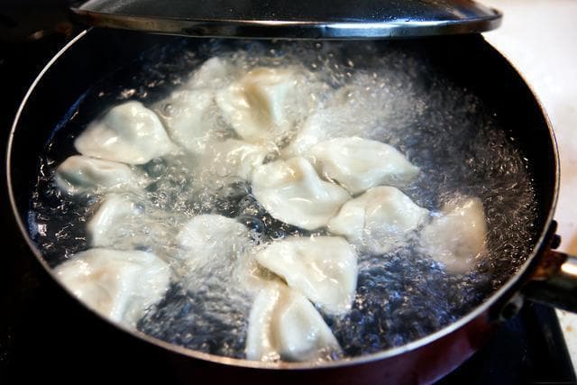 煮饺子多长时间？教你三个简单诀窍判断饺子是否煮熟