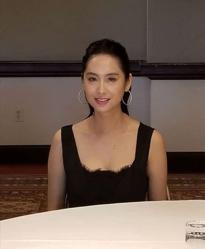 高铁偶遇朱茵：半隐退后的她，用行动诠释“生活比演戏重要”