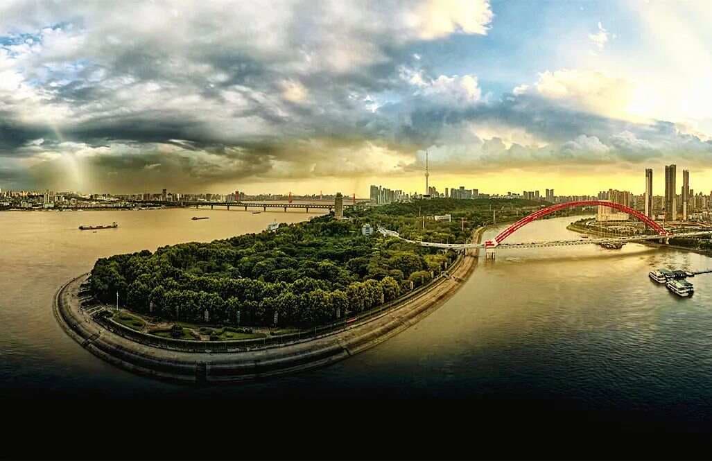 全国唯一市中心拥有大江大湖群山沙洲的城市，还是世界湿地城市