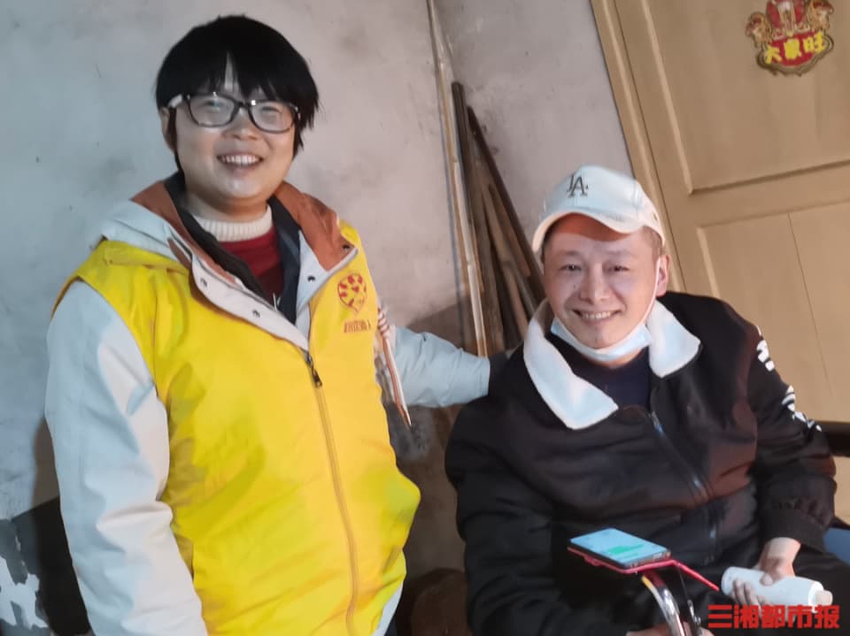 高位截瘫33年靠一根手指做公益，他终于圆了33年的心愿