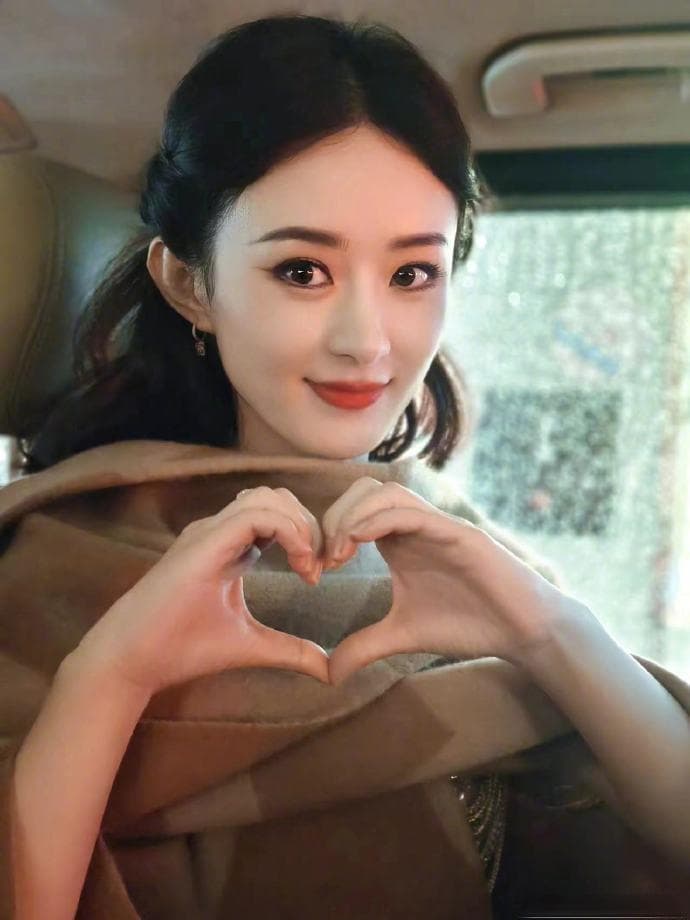 赵丽颖再登芭莎慈善夜，公益之路获点赞