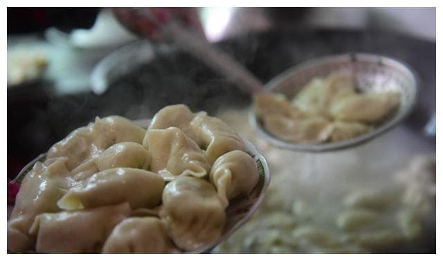 刚包的饺子,水开直接下锅是大忌,多加一步,饺子不破皮不露馅
