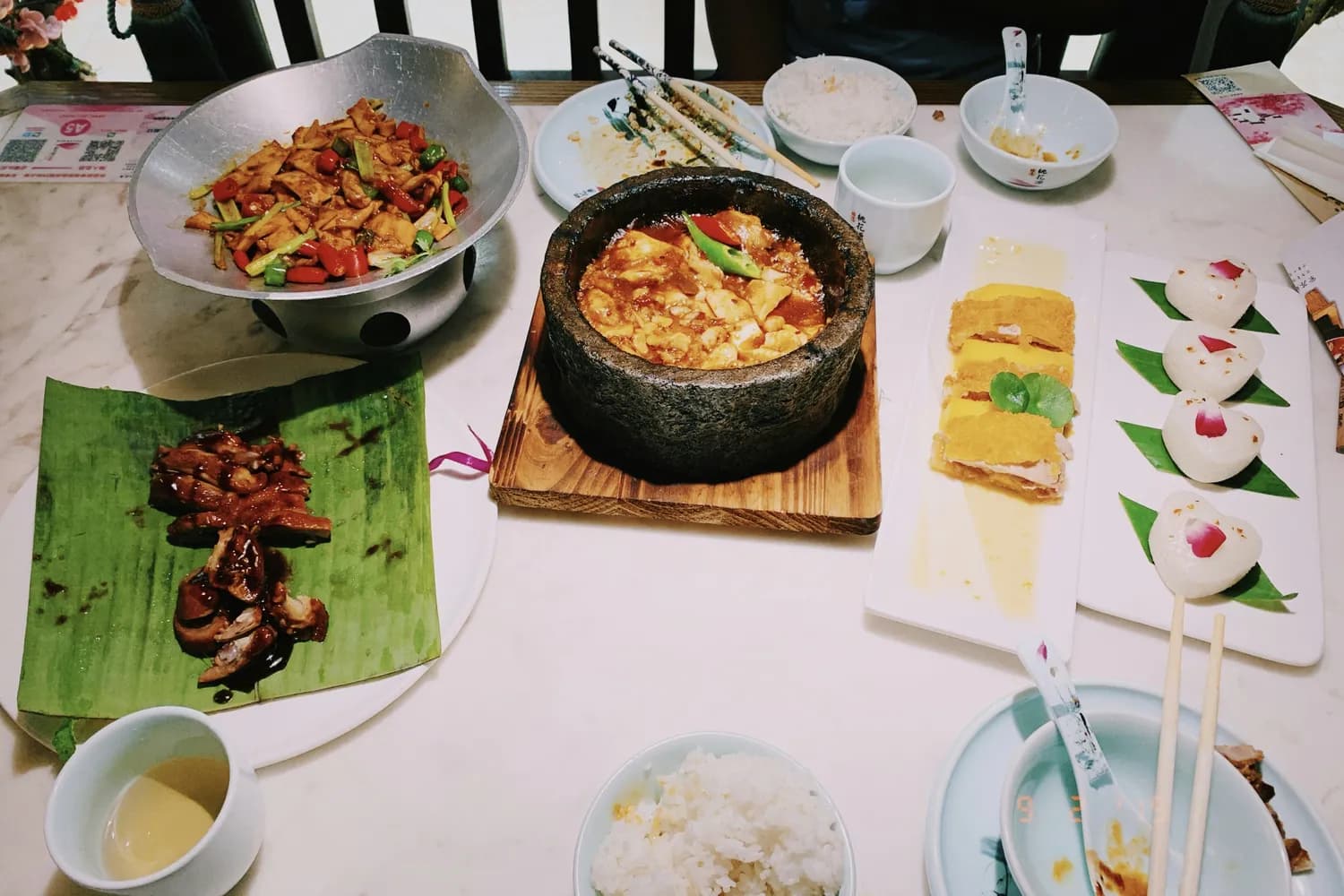 剁椒鱼头VS口味虾：一场舌尖上的湘菜对决