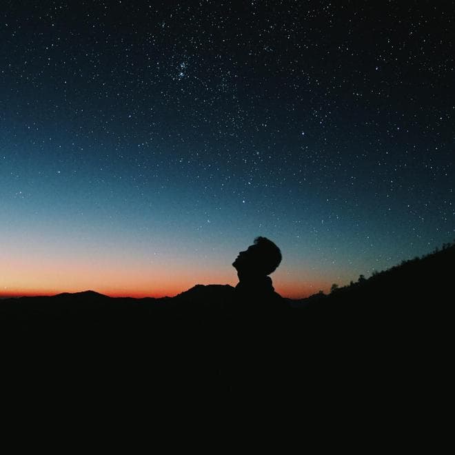 1年69亿公里，地球在银河系中狂奔，为啥天上星星的位置却不变？