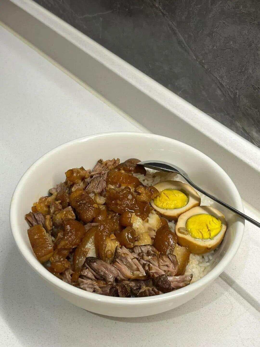 这才是猪脚饭的天花板做法，软烂入味大人孩子都爱吃，真香