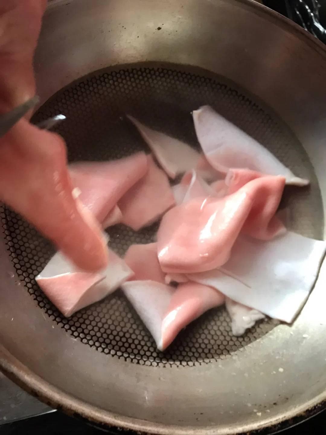 藏在巷子里的美食泡猪皮，又香又脆的，太好吃了！