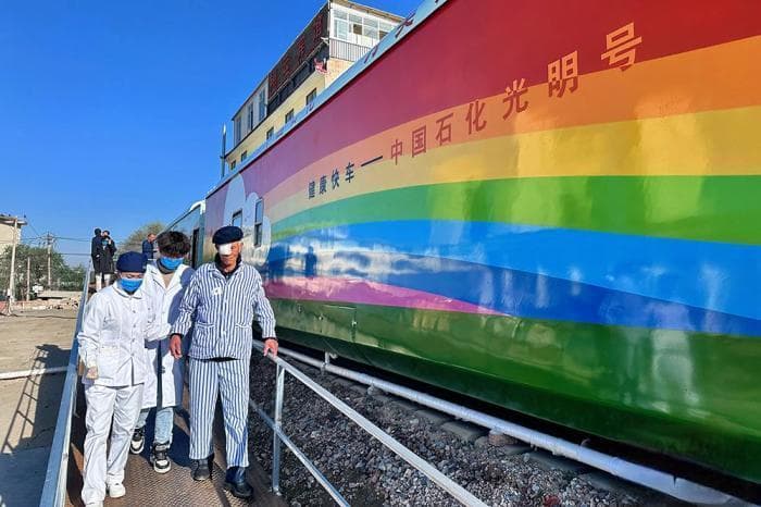 香港“健康快车”为甘肃送光明 火车上免费做手术