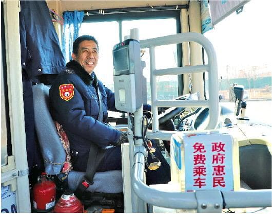 百姓乘车政府买单，免费公交叫好又叫座