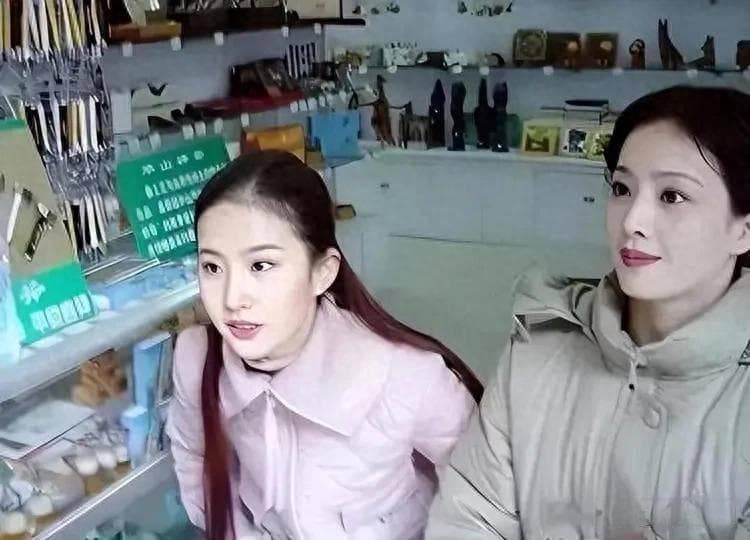 华裔作家揭秘刘亦菲美国生活：继父是华人大律师，一家人住富人区