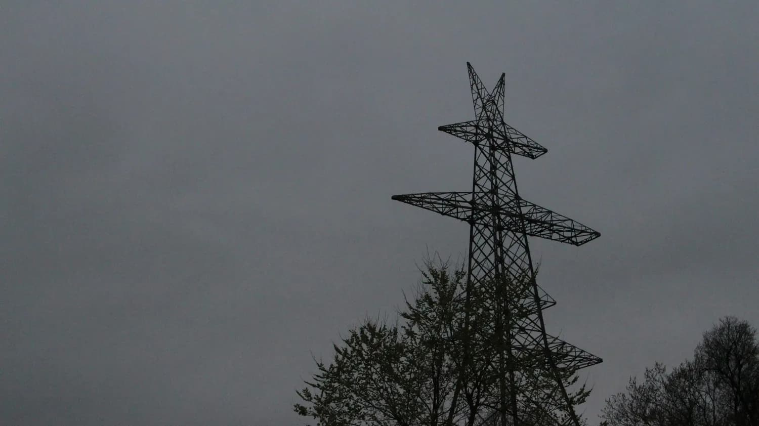 雷电天，220KV高压线下的安全隐患