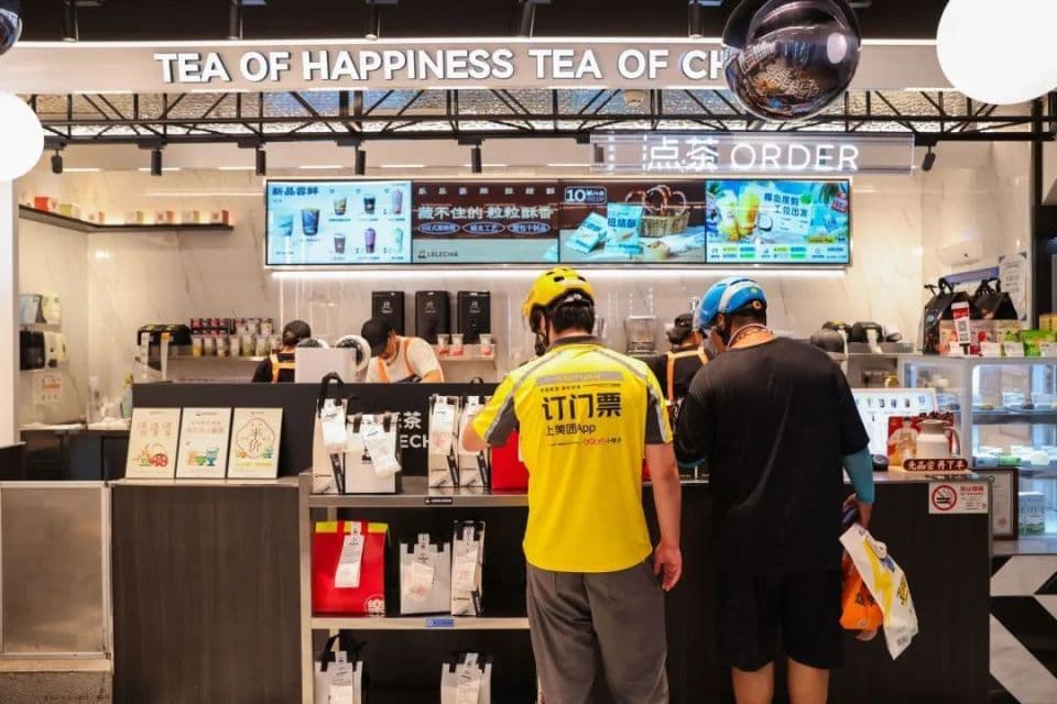 秋天第一杯奶茶里，藏着年轻人的社交亲密值