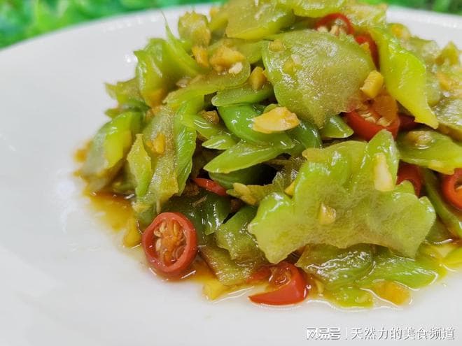苦瓜不要总炒着吃，可以做成简单易学，好吃不苦的凉拌苦瓜