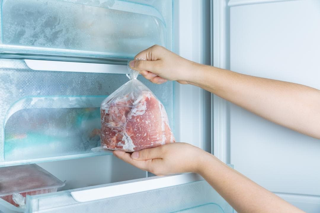 给肉解冻，你不会还在泡热水吧？最推荐的解冻方式是它