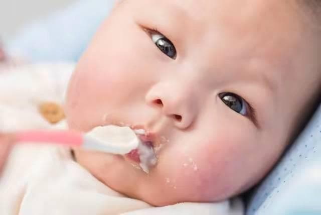 宝宝辅食添加指南：按月龄定制的营养起点