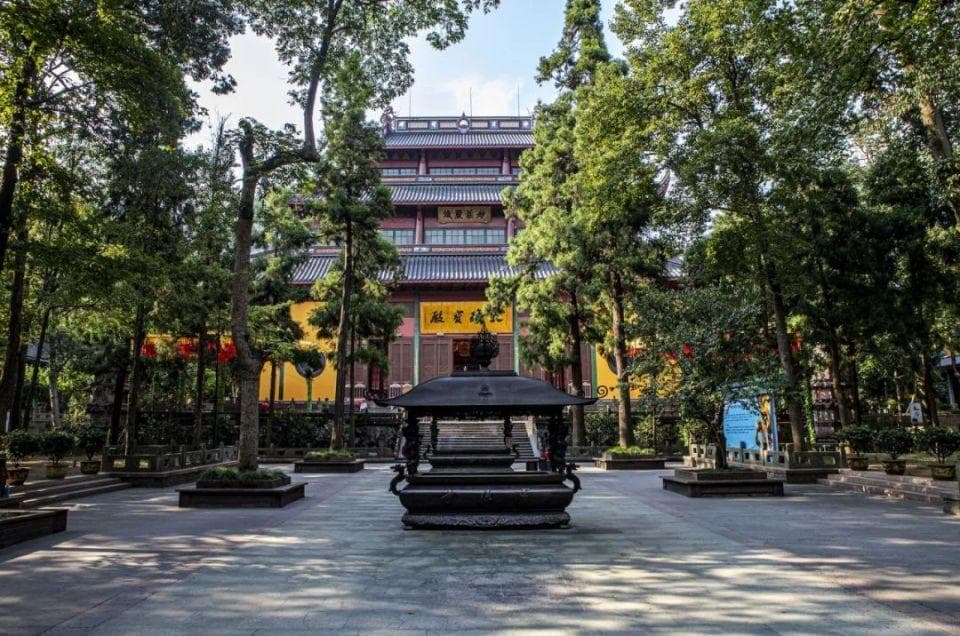 穿拖鞋、短裤能进寺院吗？刚刚灵隐寺发文