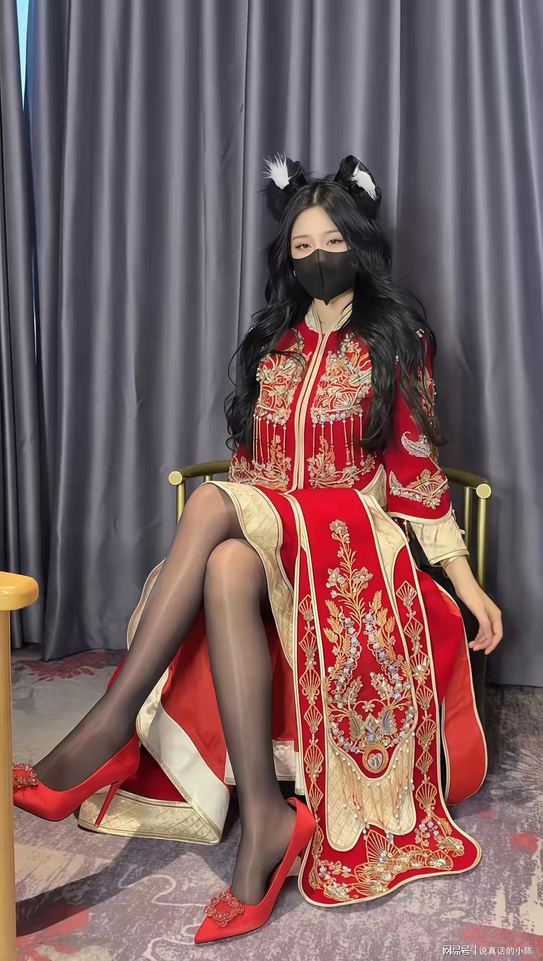 新型擦边：中式秀禾加黑丝，网友：顶不住