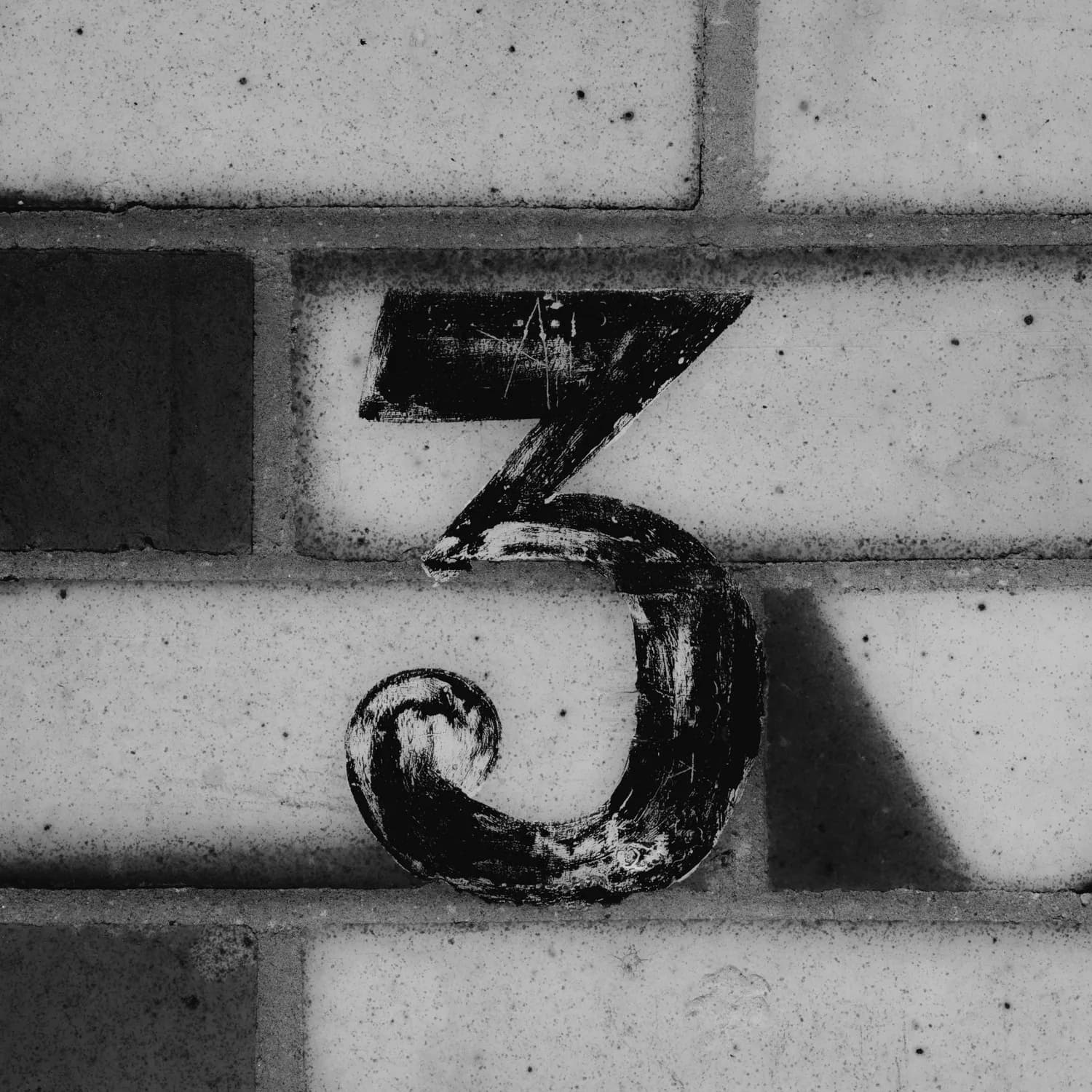 《爱情公寓》里的"孤独的根号3"：一个关于爱情与自由的数学寓言