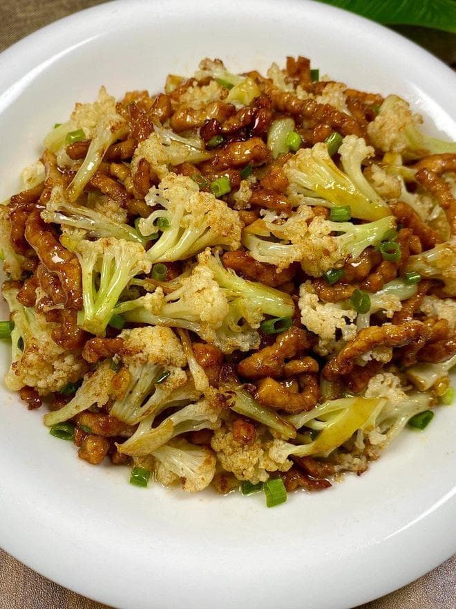 家的味道：花菜炒肉中的温馨记忆