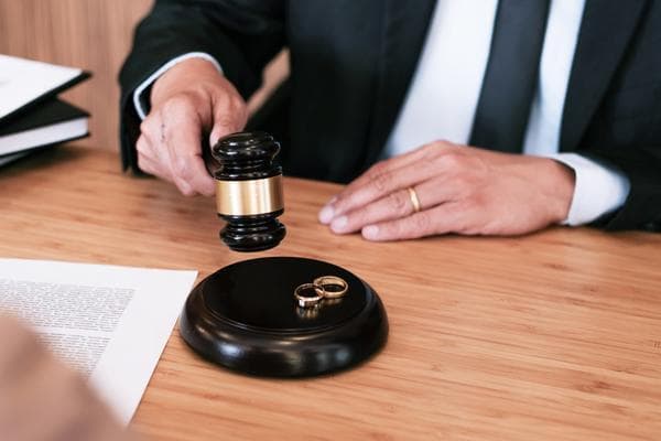 家庭暴力导致悲剧：受害者杀施暴者，复仇与救赎的较量