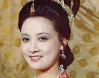 红楼梦中王熙凤为何对秦可卿那么好？原因是什么？