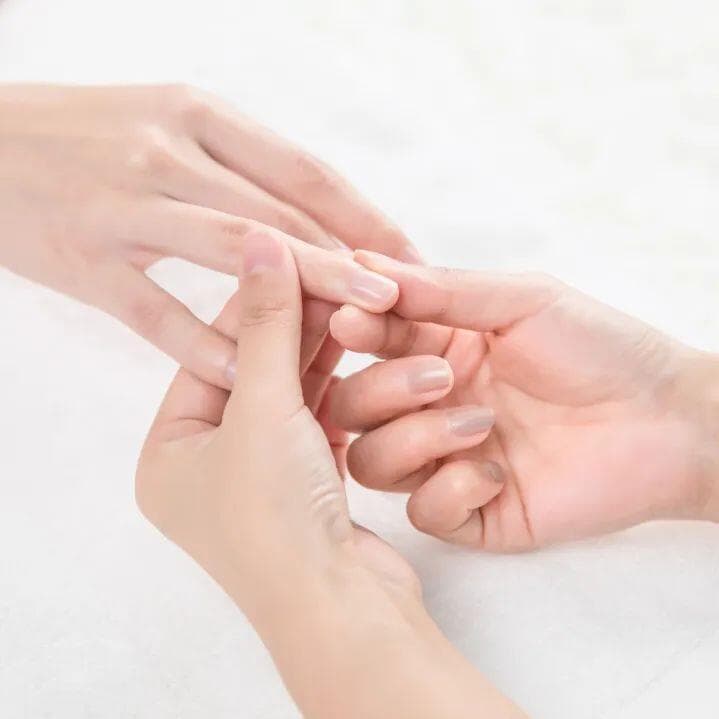 指甲上的健康密码：5种异常变化与4个护甲秘诀