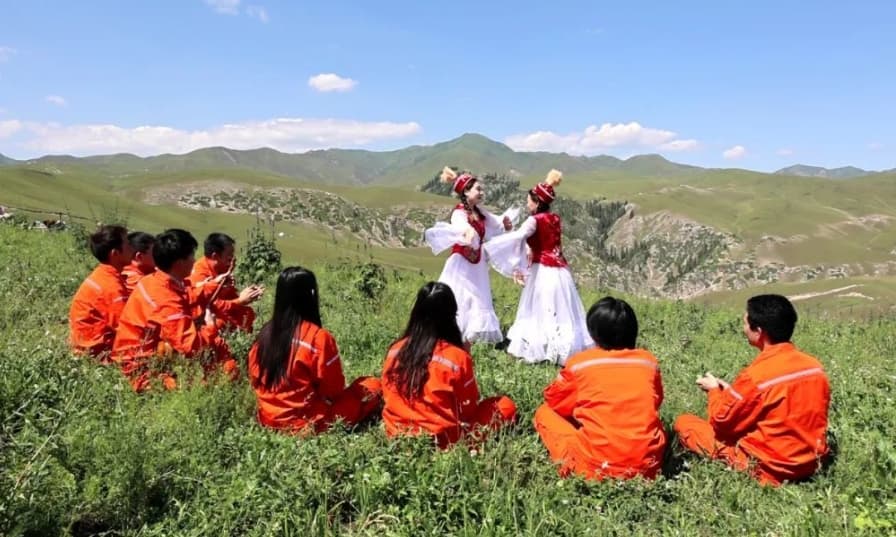 草原上的维吾尔族音乐文化：一场音韵与自然的盛宴